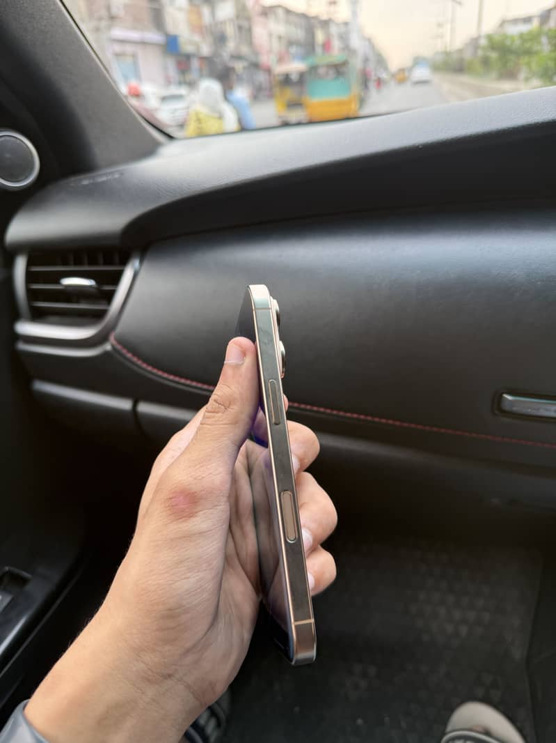 Apple iPhone 16 Pro 3