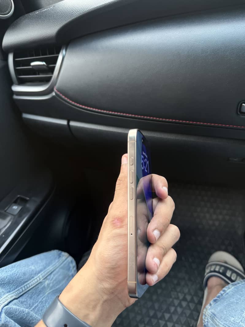 Apple iPhone 16 Pro 4
