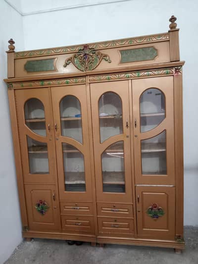 showcase for sale bilkul new condition m hy dico pain hy