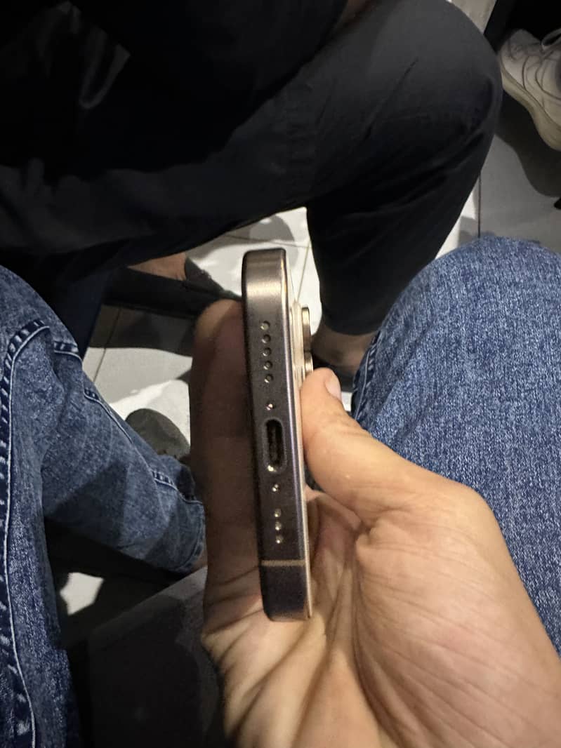 Apple iPhone 16 Pro 3