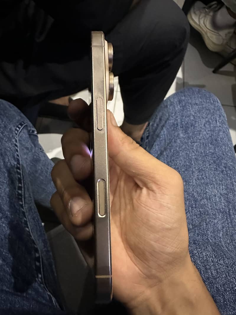Apple iPhone 16 Pro 4