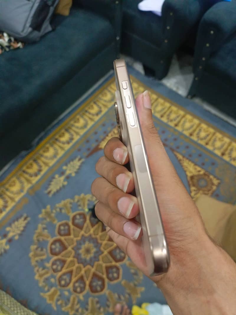 Apple iPhone 16 Pro 3
