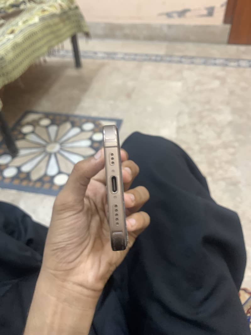 Apple iPhone 16 Pro 1