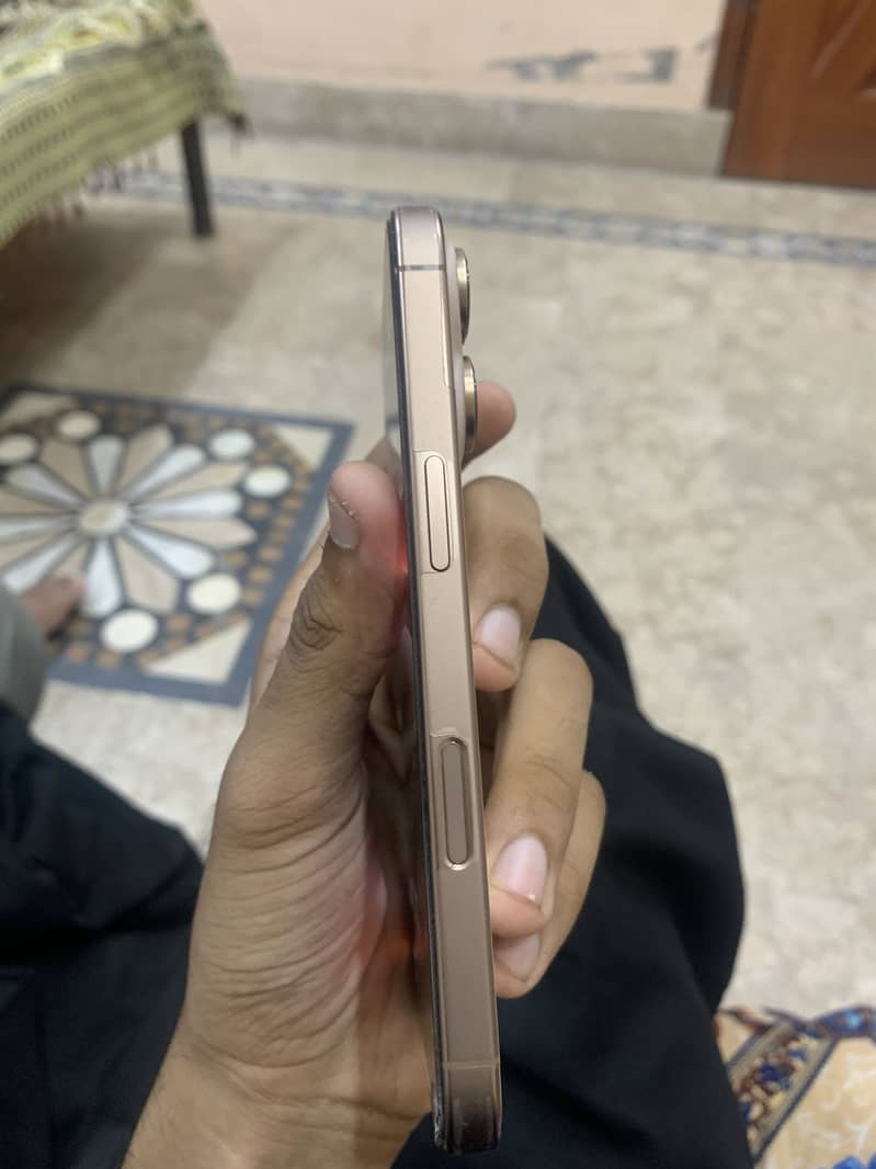 Apple iPhone 16 Pro 4