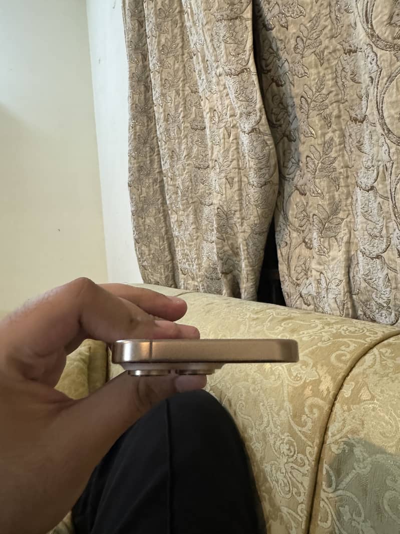 Apple iPhone 16 Pro 3
