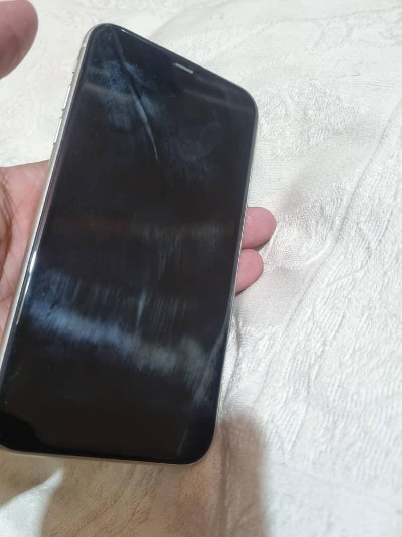 Apple iPhone 11 4