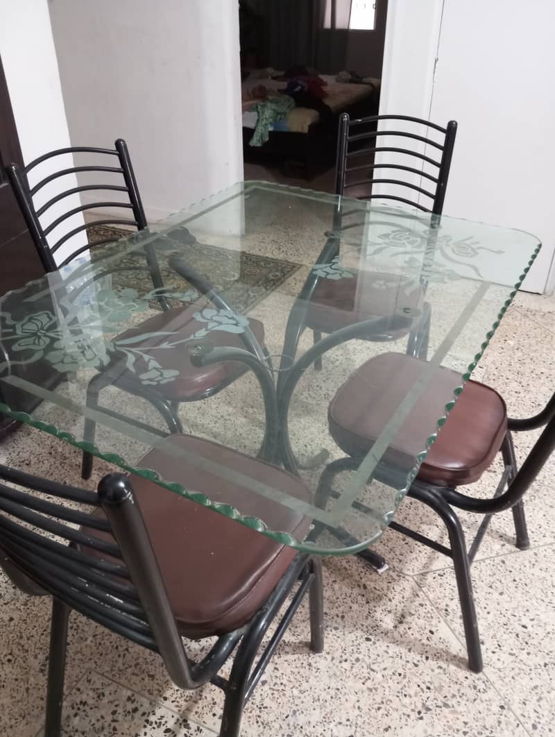 Daining table with 4 chairs 2