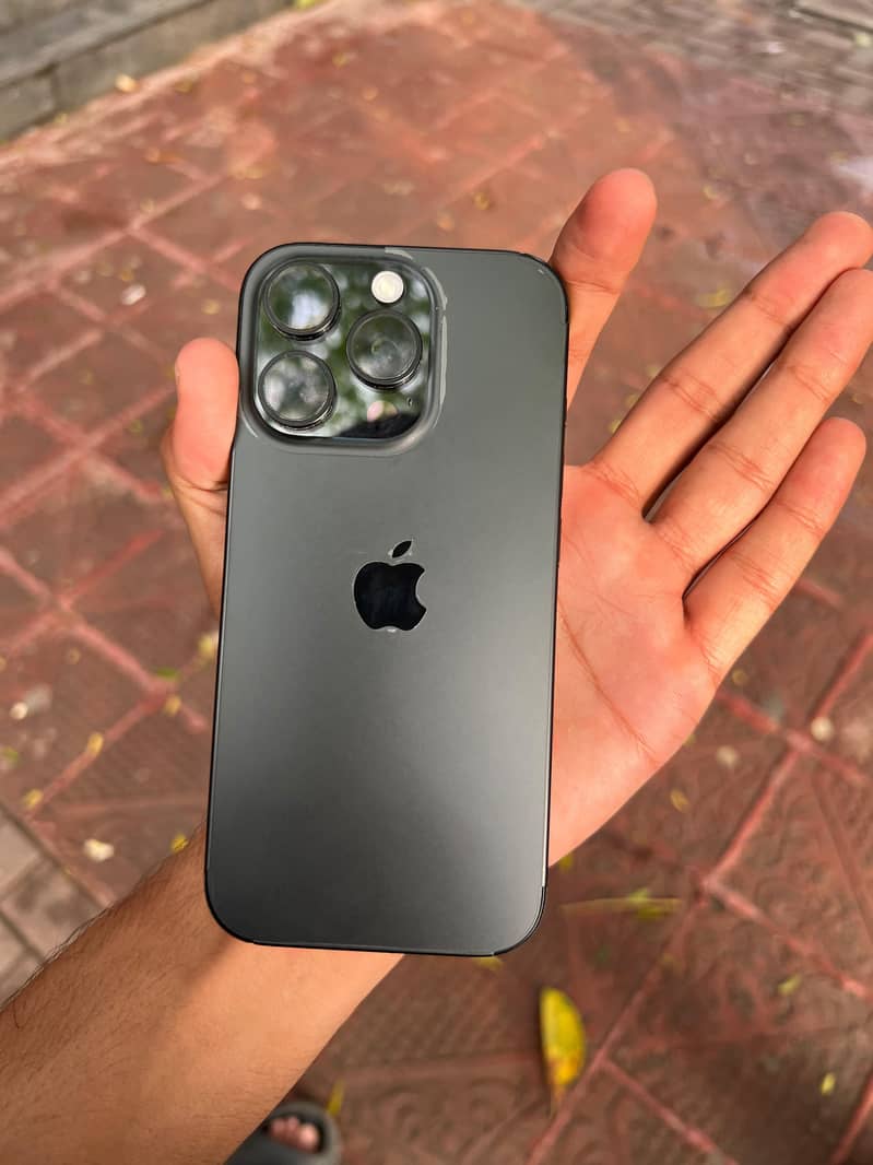 Apple iPhone 16 Pro 1