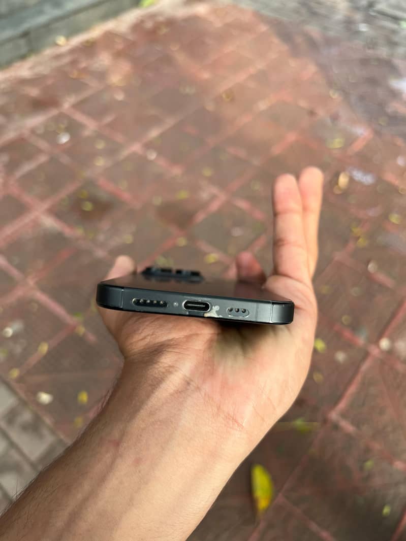 Apple iPhone 16 Pro 2