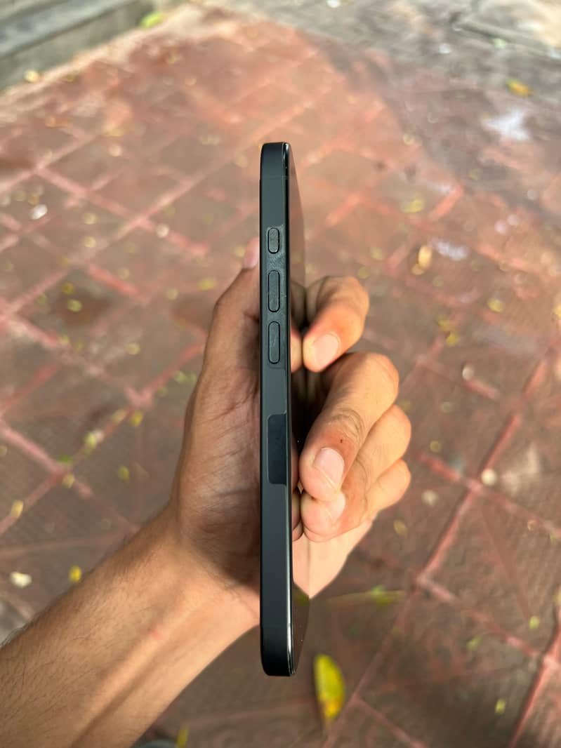 Apple iPhone 16 Pro 3