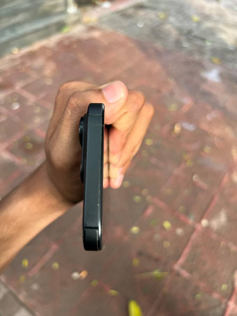 Apple iPhone 16 Pro 4