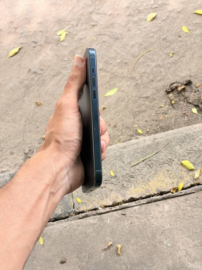 Apple iPhone 15 Pro Max 6