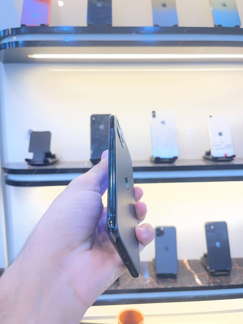 Apple iPhone 11 Pro Max 2