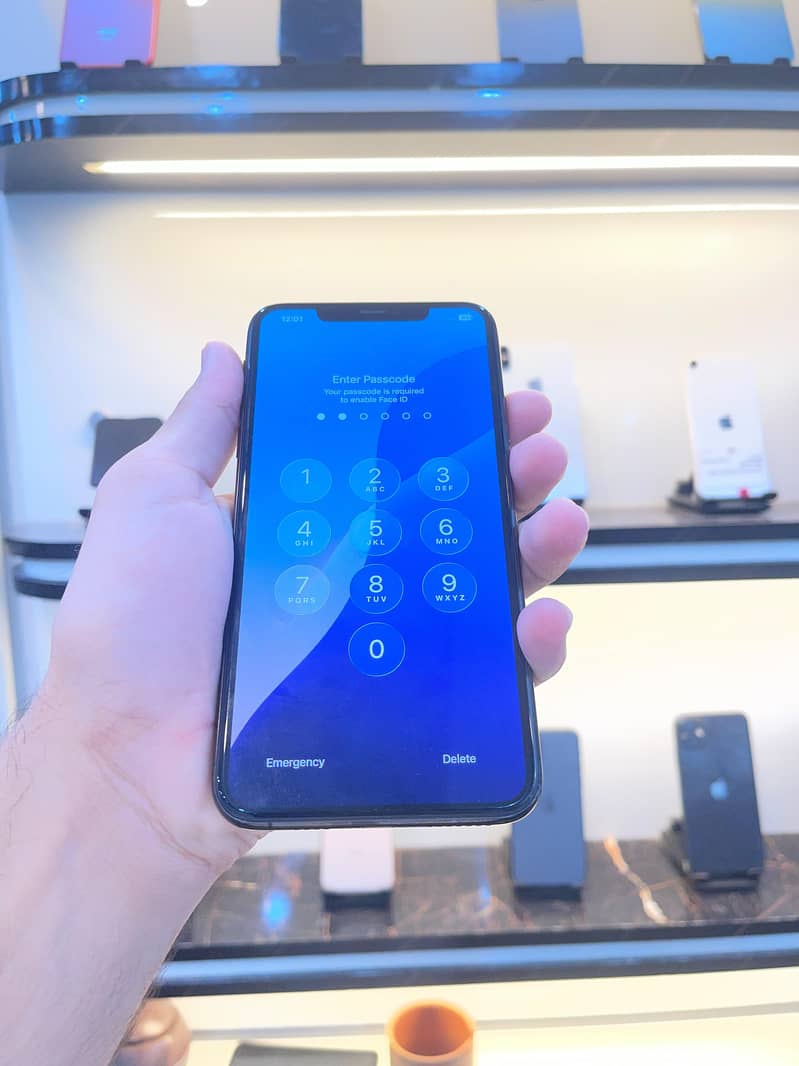 Apple iPhone 11 Pro Max 4