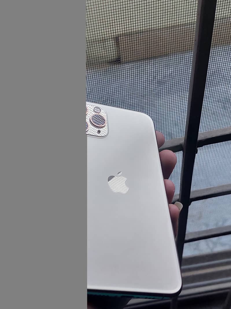 Apple iPhone 11 Pro 4