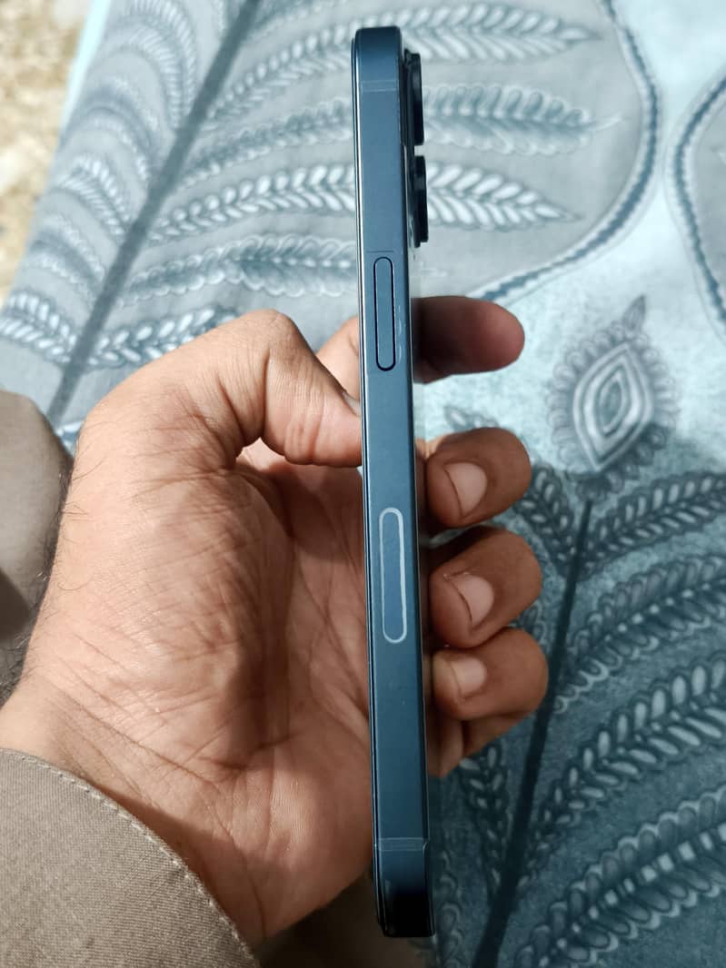 Apple iPhone 13 2
