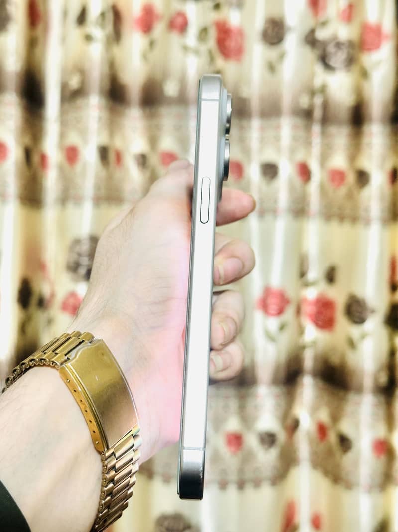 Apple iPhone 15 Pro Max 2