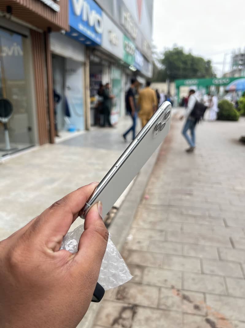 Apple iPhone 11 Pro 4