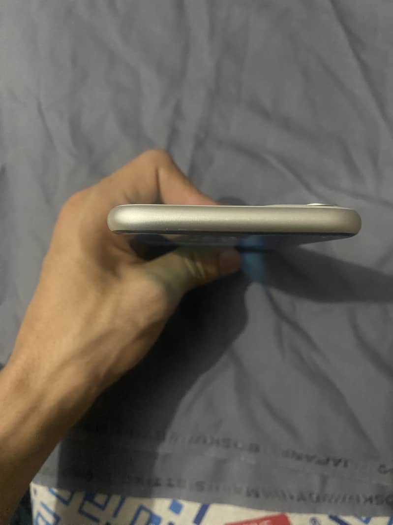 Apple iPhone 11 7