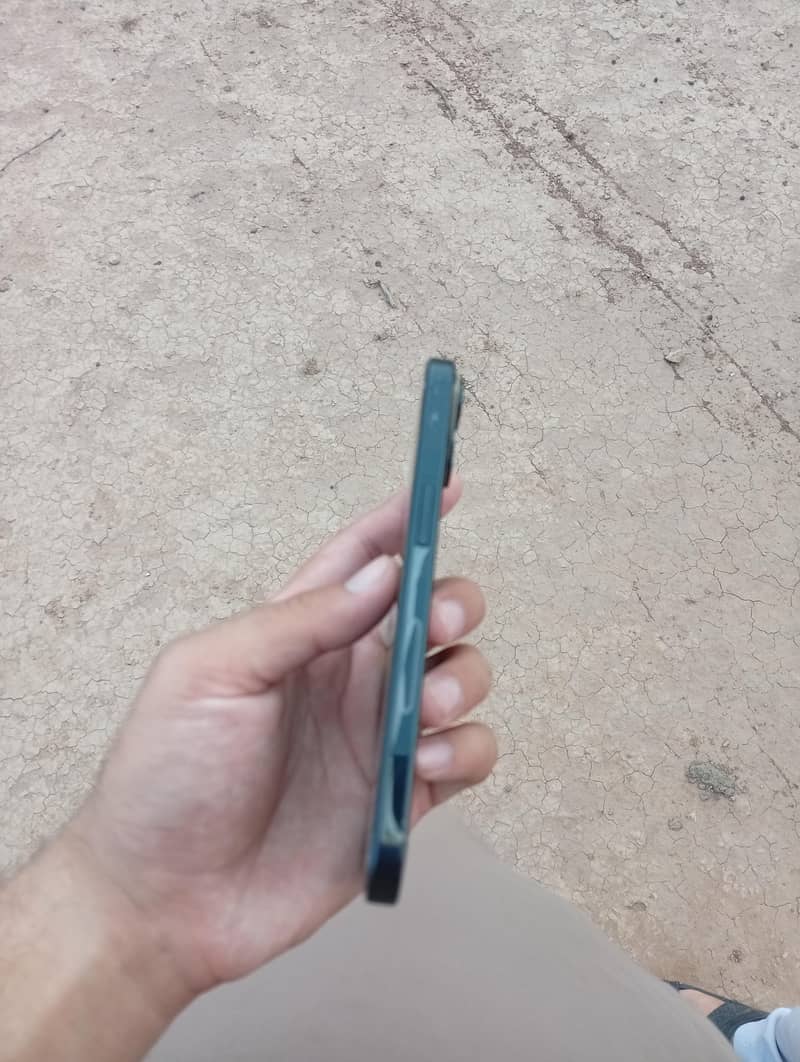 Apple iPhone 15 4