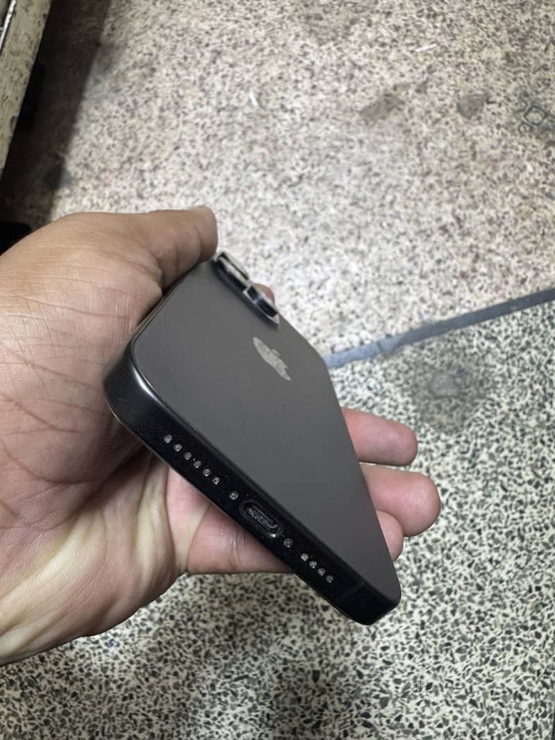 Apple iPhone 15 Pro Max 4