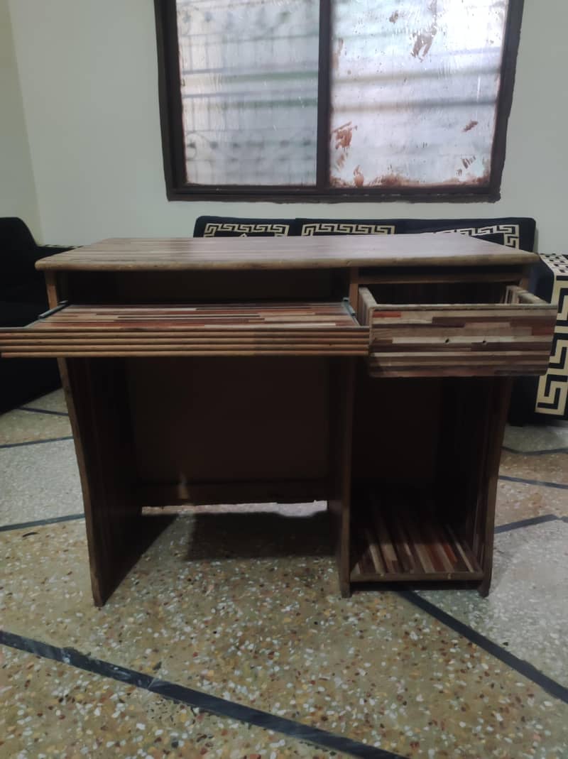 Desktop Computer Table 1