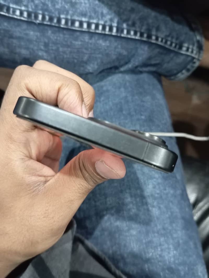 Apple iPhone 15 Pro 4