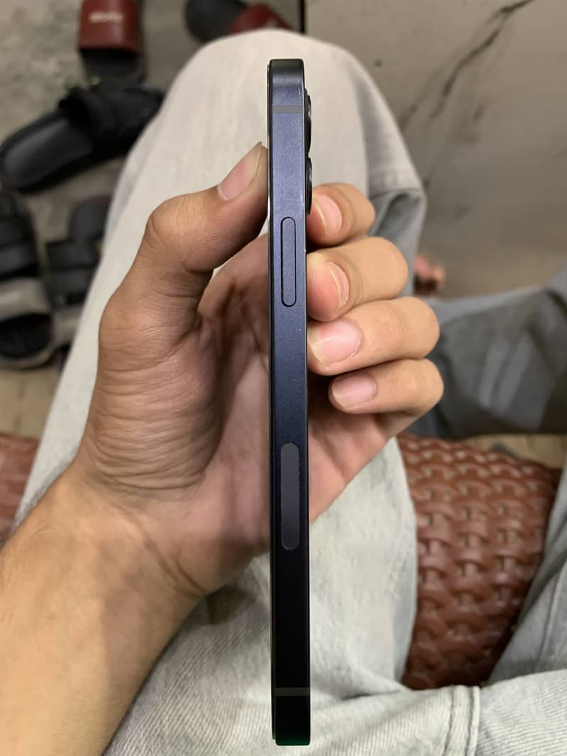 Apple iPhone 12 4