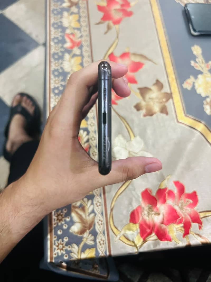 Apple iPhone 11 Pro Max 4