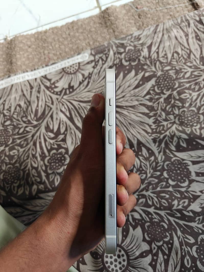 Apple iPhone 13 2
