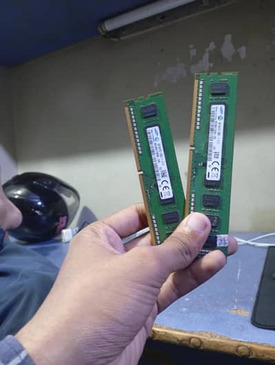 Two RAMS of 4 4 gbs