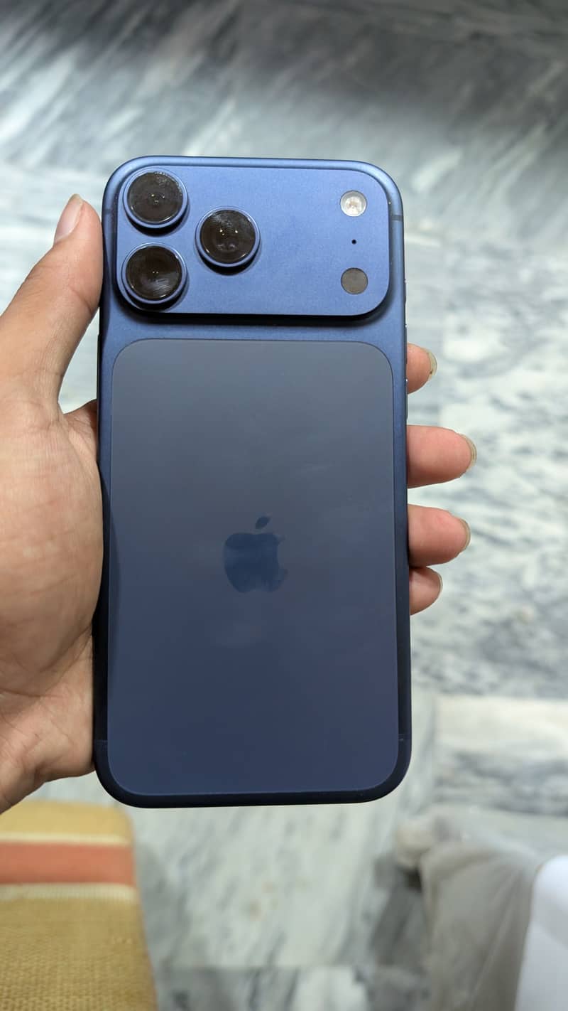 Apple iPhone 17 Pro Max 4