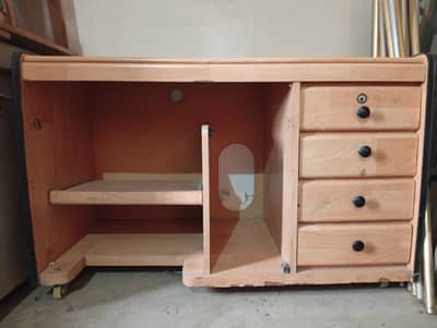 Beautiful wood finish computer/study table in excellent condition