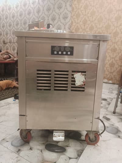 Ice roll machine