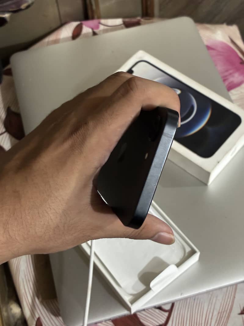 Apple iPhone 16e 1