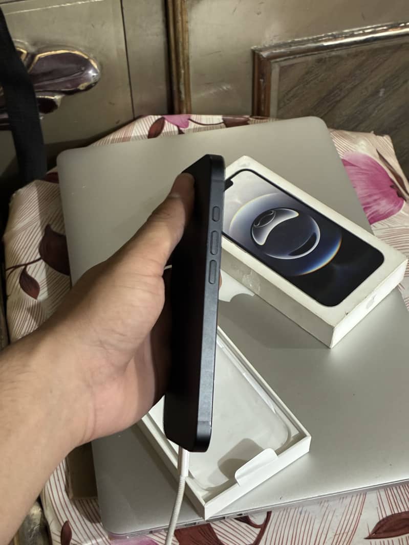 Apple iPhone 16e 2