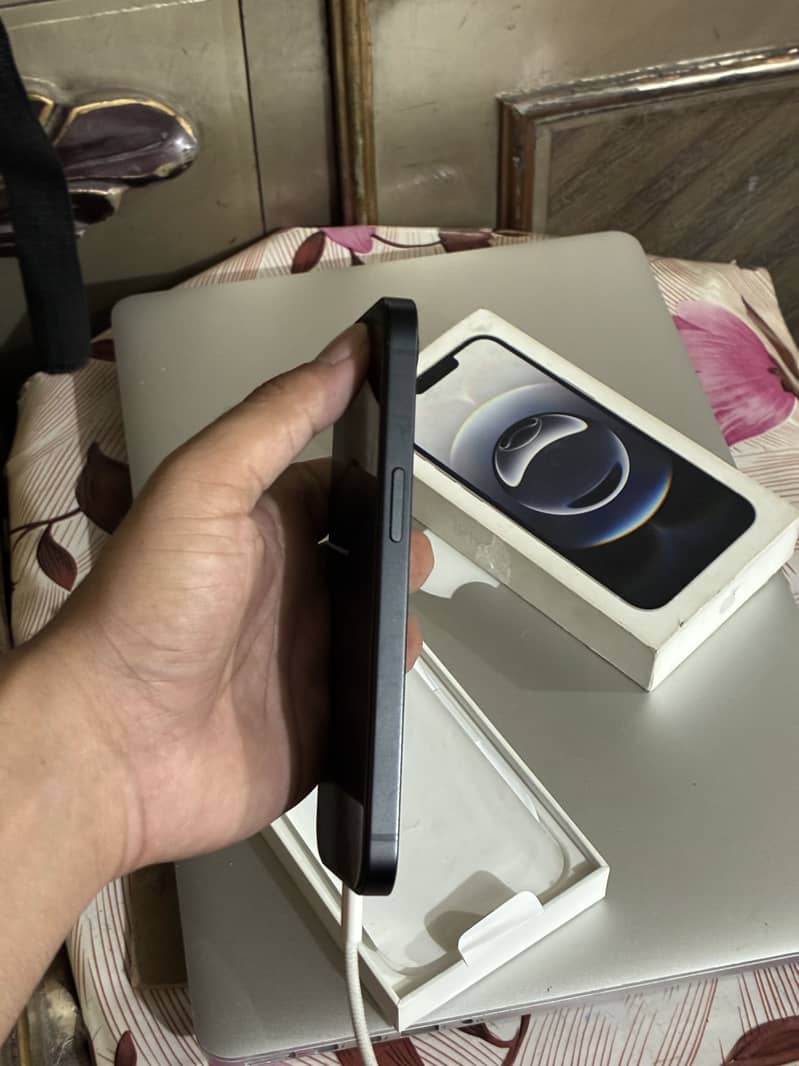 Apple iPhone 16e 3