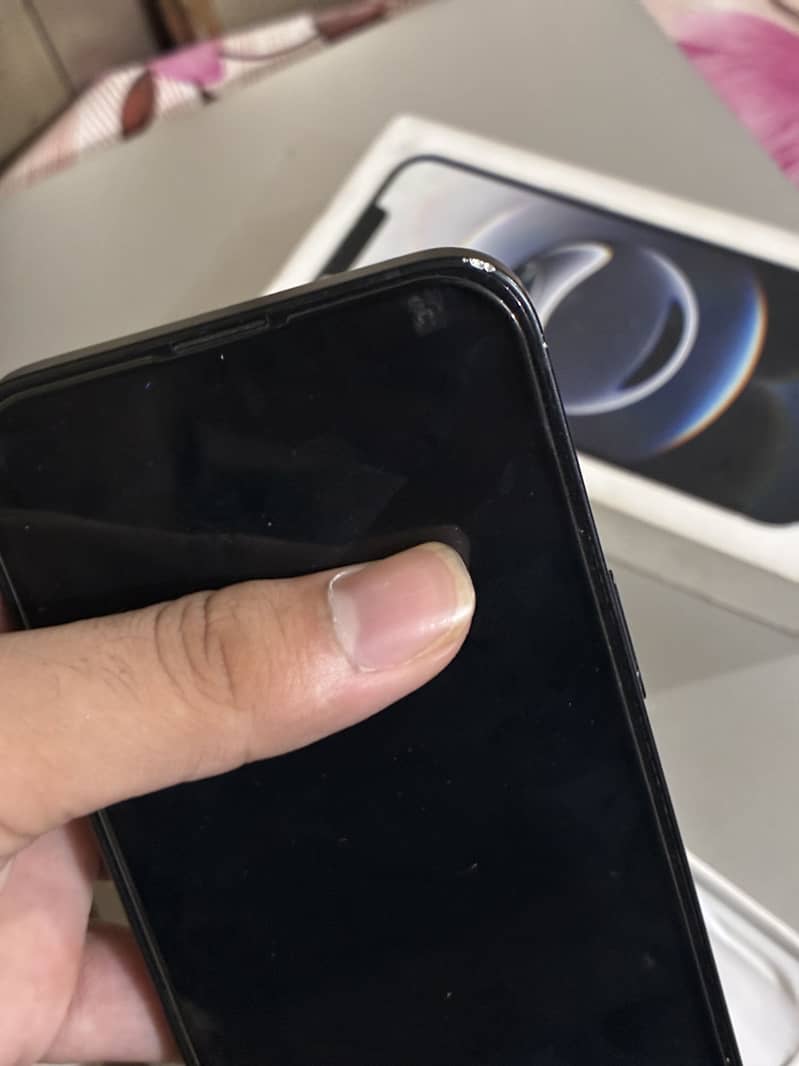 Apple iPhone 16e 4