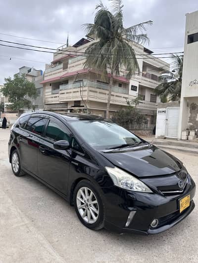 Toyota Prius Alpha 2013
