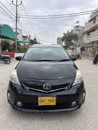 Toyota Prius Alpha 2013