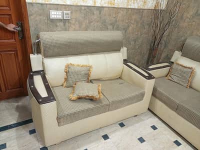 brand sofa used itny ni huwe bs 1 ki thori lastic neechy se khrb w