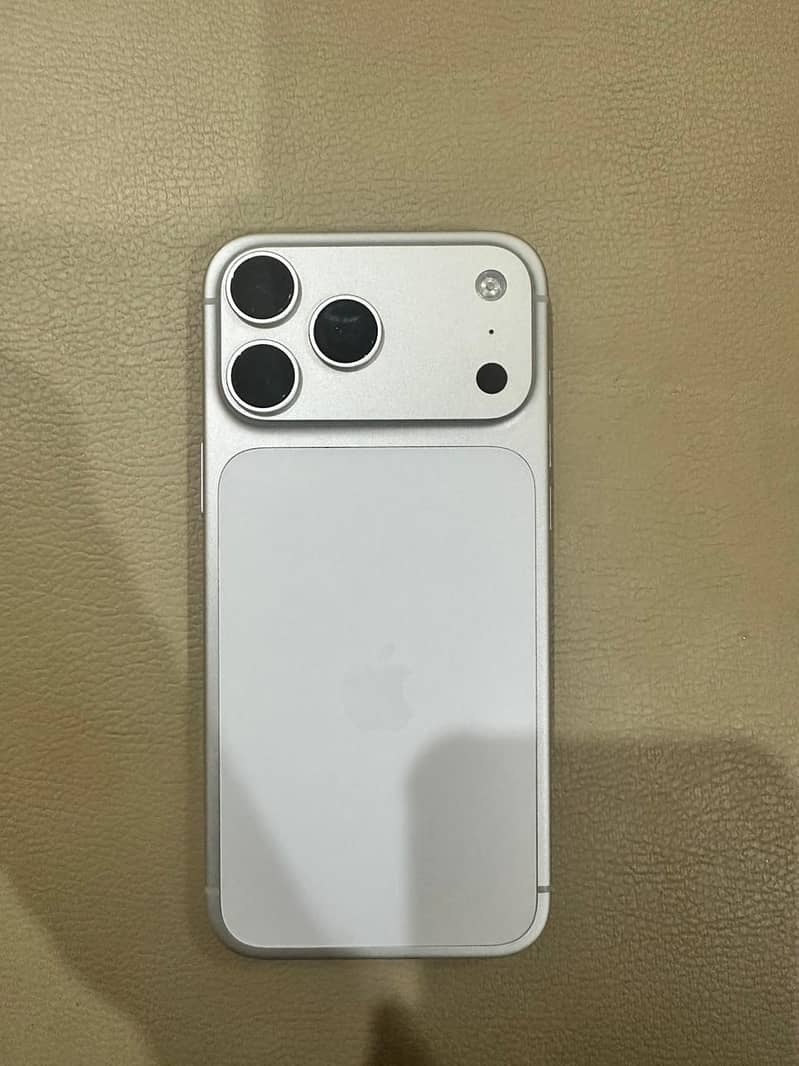 Apple iPhone 17 Pro Max 1