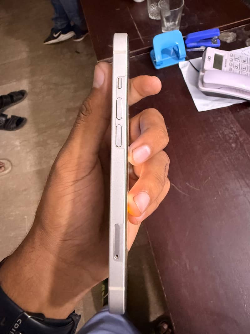 Apple iPhone 13 5