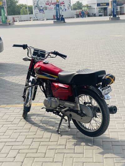125 19 model lahore num 1lack40 demond kam ho ja ga