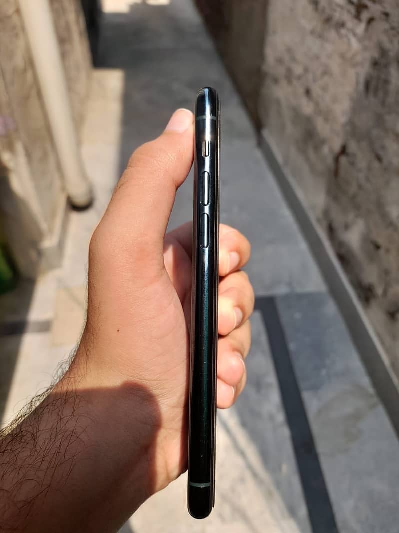 Apple iPhone 11 Pro 4