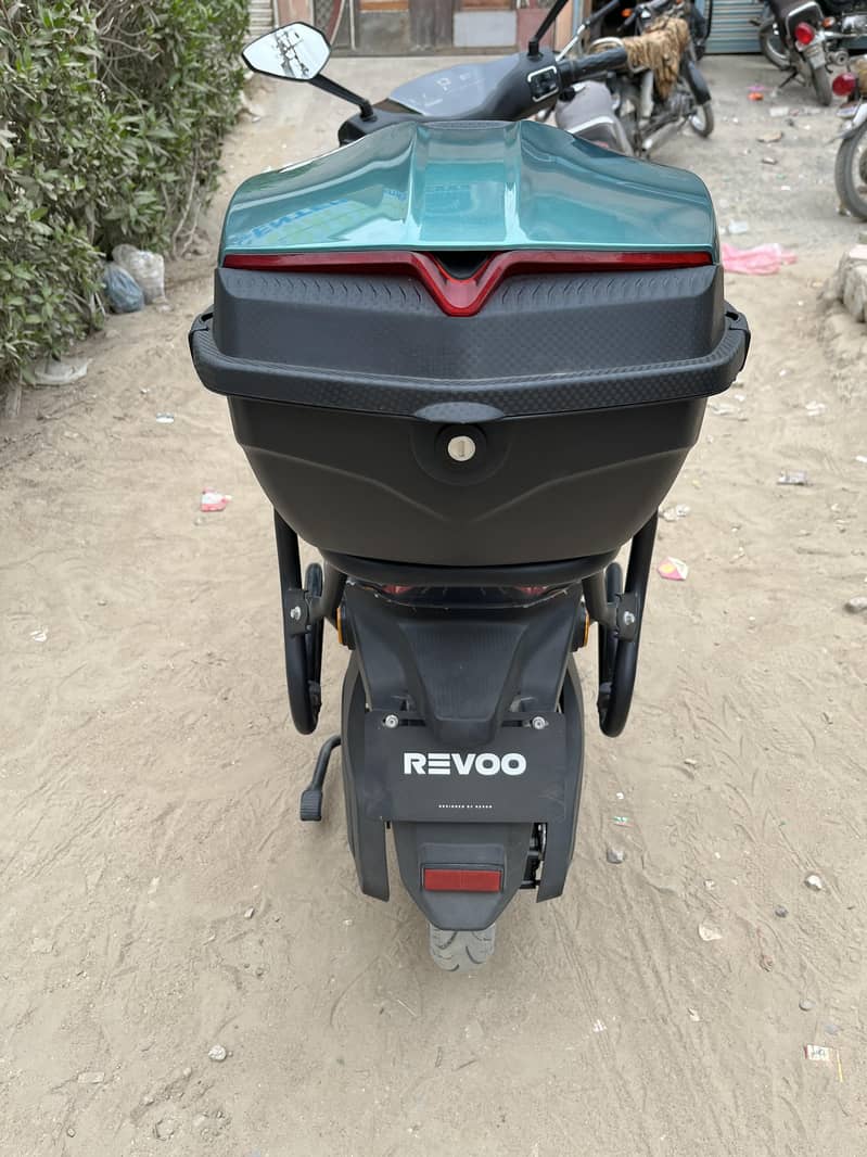 Revoo C-32 2