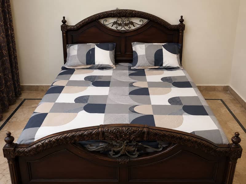 Bed and dressing table set 0