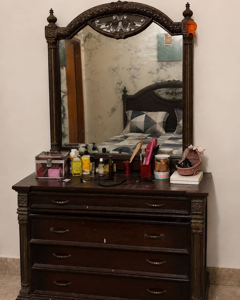 Bed and dressing table set 1