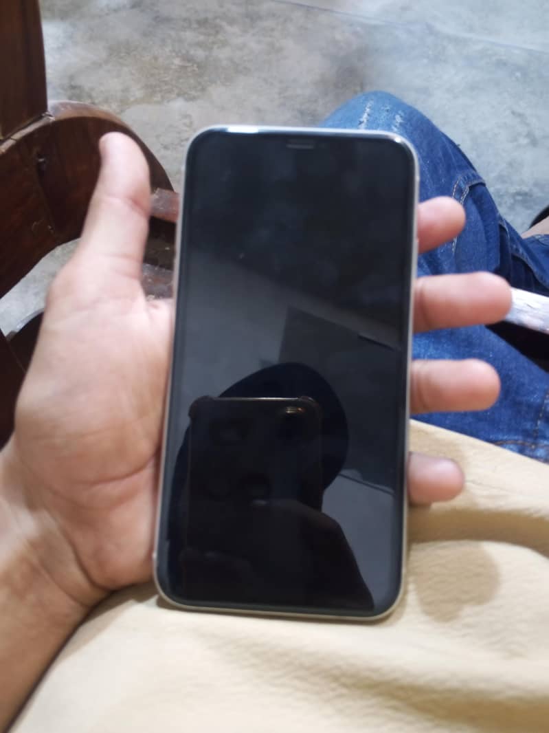 Apple iPhone 11 4