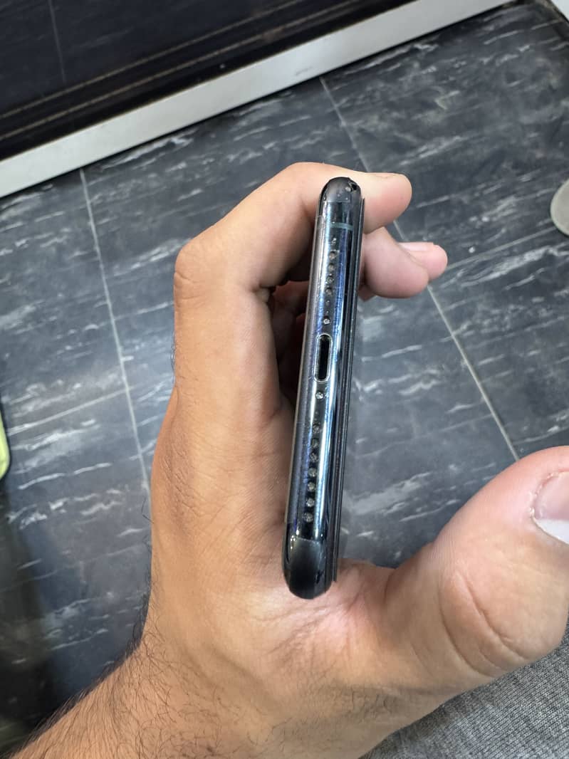 Apple iPhone 11 Pro Max 4
